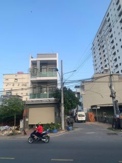 Bán nhà mặt tiền Lê Văn Chí, Linh Trung, đường 20m, DT 103m2 3 tầng, khu sầm uất, kinh doanh đa ngành